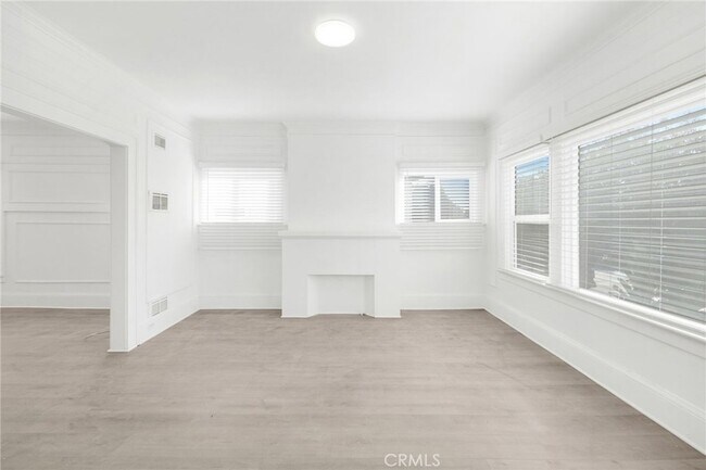 Building Photo - 550 N Kenmore Ave