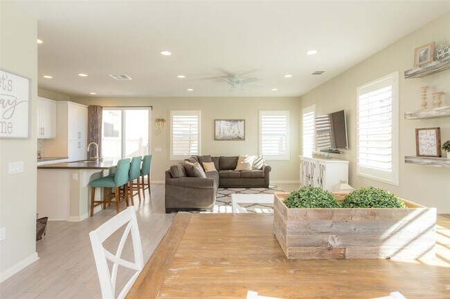 Foto del edificio - MUST SEE!!! Newer construction build w/ fixed SDGE Bill! Central A/C and Heat!