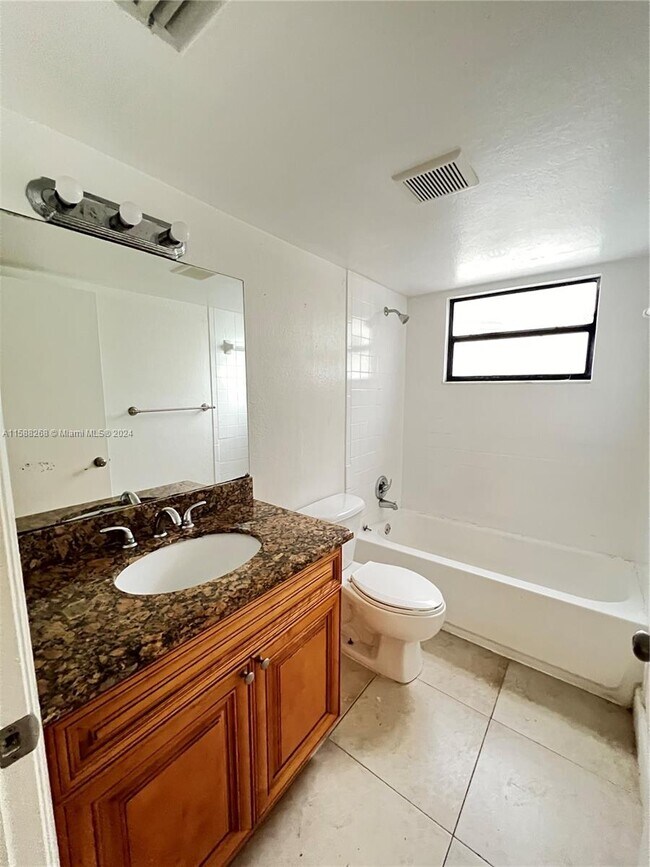 Foto del edificio - 1523 Lake Crystal Dr