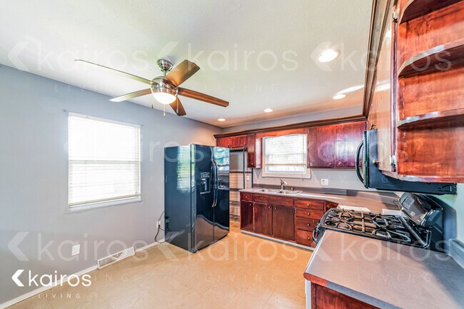Foto del edificio - 1303 W Walford Dr.