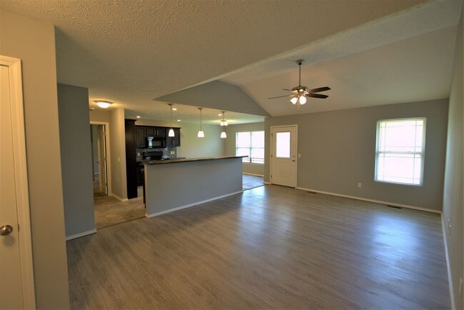 Building Photo - 4 Bedroom home with fenced backyard