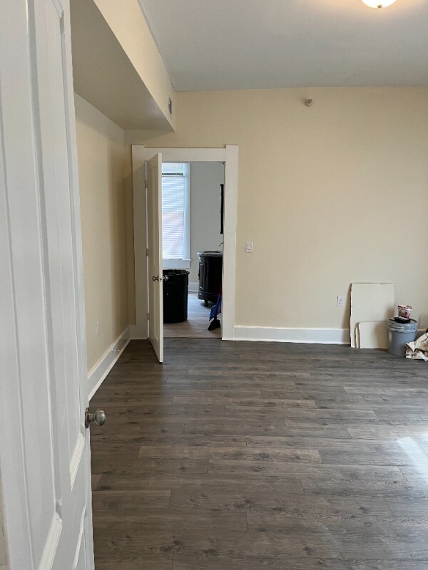 Building Photo - 239 E 9th St