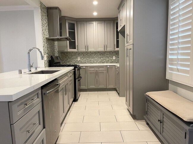 Foto del edificio - Luxurious Retreat: Stylish 3 Bed, 3 Bath Home in Granada Hills