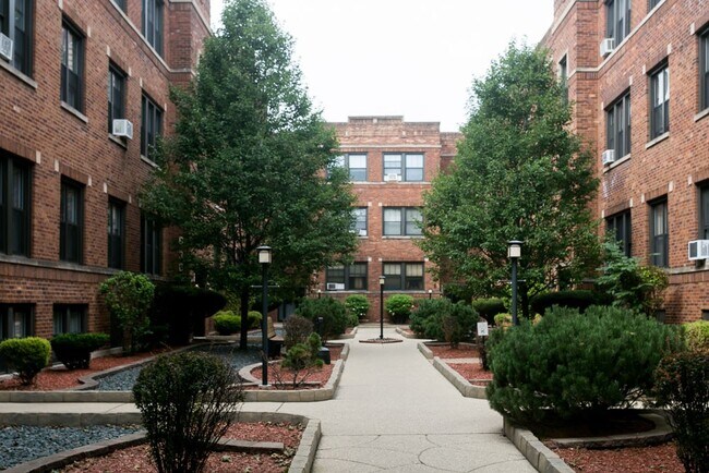 Building Photo - 665 W Cornelia Ave
