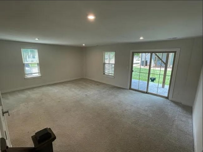 Building Photo - Three story town home with 2 car garage