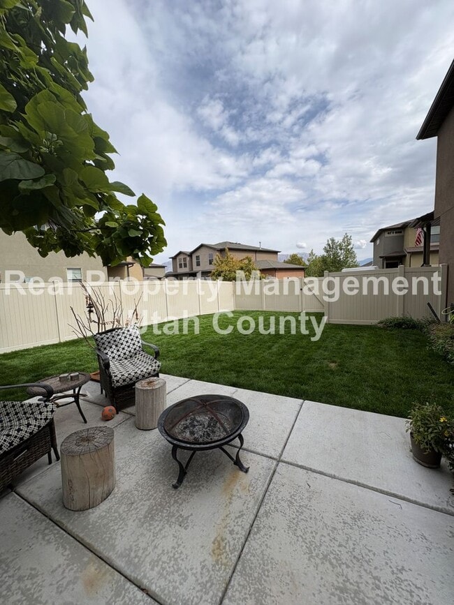 Building Photo - Beautiful home next to walking trails in S...