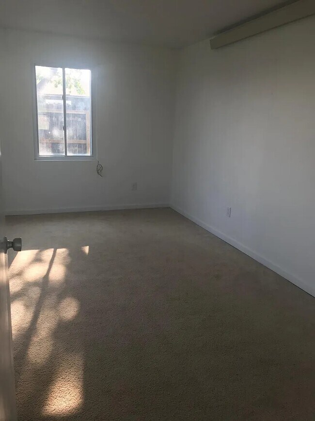Building Photo - 1575 Riverside Dr