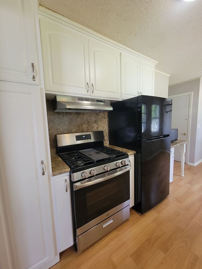 Building Photo - $500 Off 1st Month's Rent - 4 Bedroom Hous...