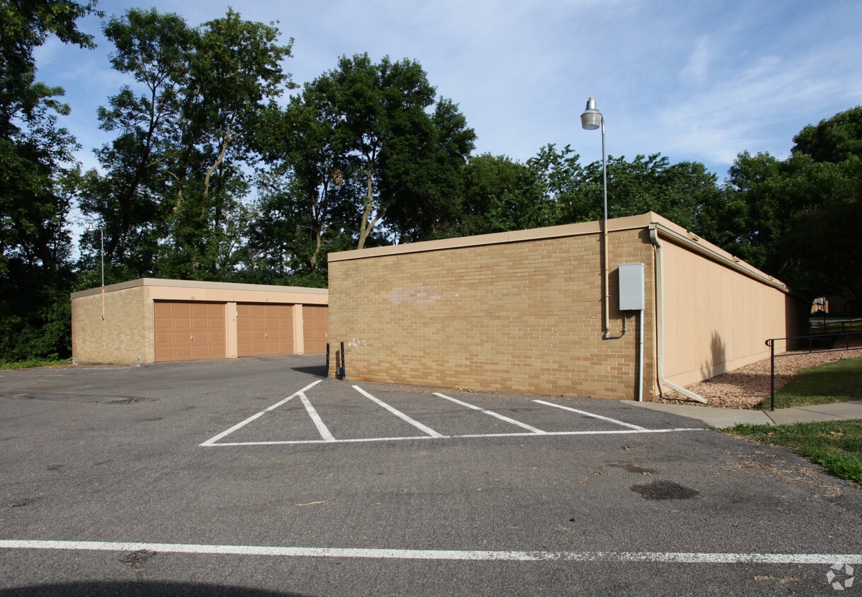 Building Photo - Brooksview