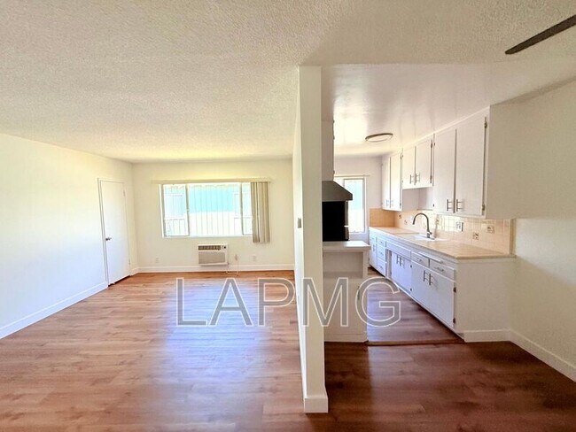 Foto del edificio - 233 N Hollywood Way