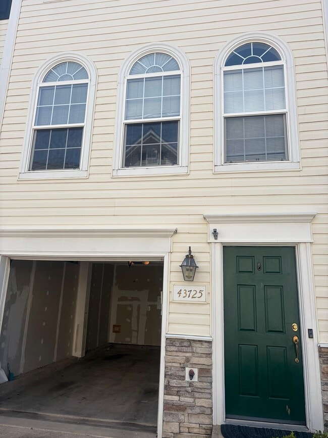 Building Photo - 43725 Clear Lake Sq