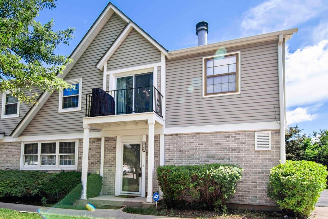 Primary Photo - 2199 N Oakbrook Cir