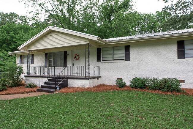 Building Photo - Now Accepting Section 8! Get $500 OFF Your First Month's Rent!