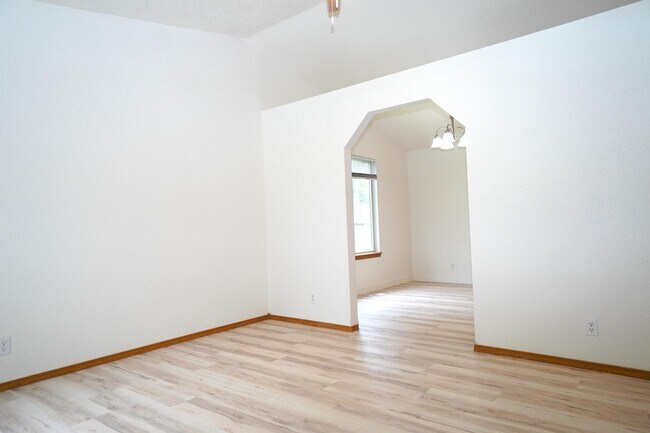 Building Photo - 3425 W Glenn St