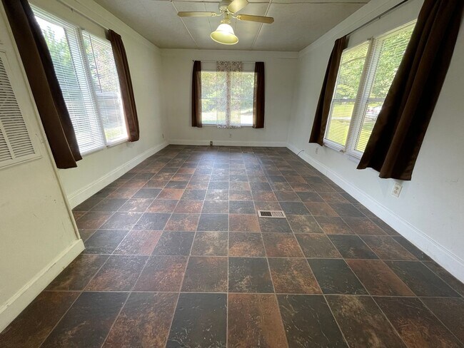 Building Photo - Two bedroom mobile home in peaceful countr...
