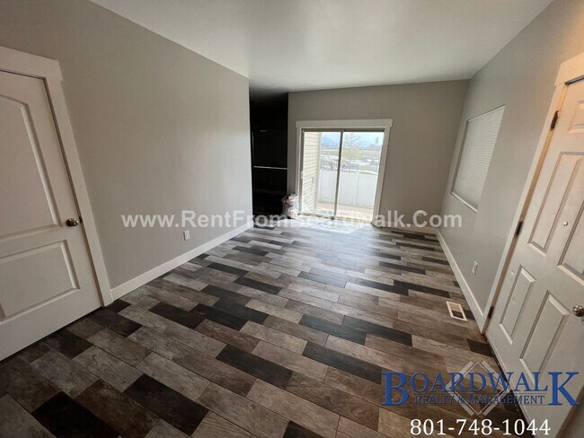 Building Photo - Large 5 Bedroom End Unit Townhouse in Lehi!