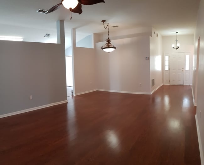Building Photo - 810 S Lilac Loop
