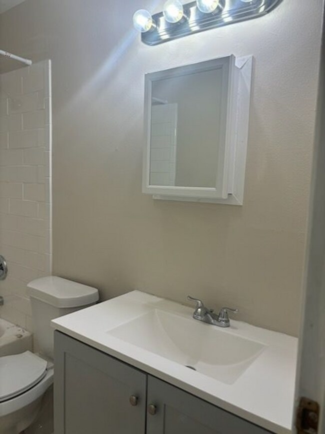 Foto del edificio - 411 Sheoah Blvd