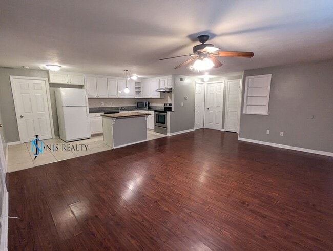 Building Photo - Beautiful, open floorplan 3/2/1 1100 Sq. F...