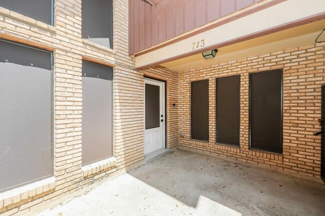 Building Photo - 713 E Del Mar Blvd