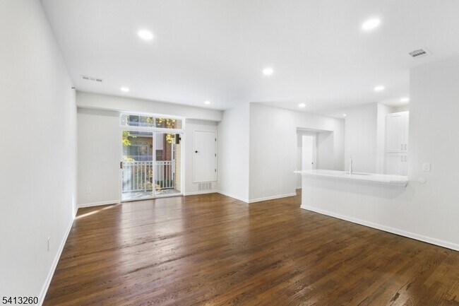 Foto del edificio - 50 Maple Ave