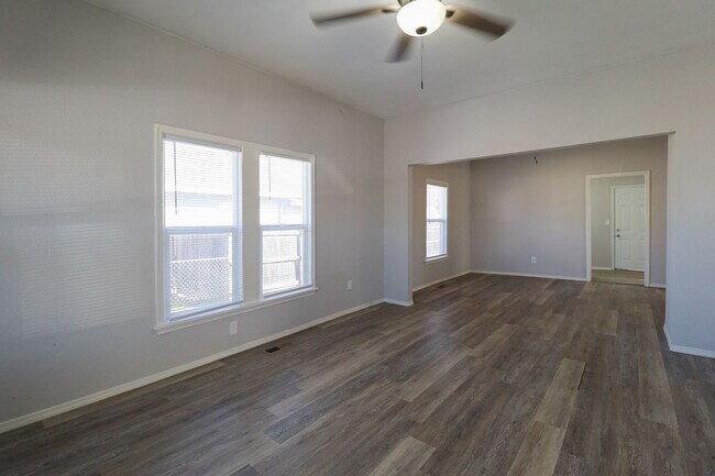 Foto del edificio - Beautiful 2 Bed 1 Bath in Quiet Area