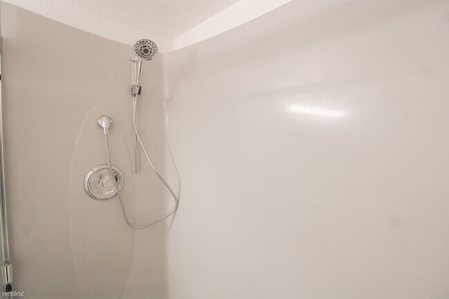 Building Photo - 2 br, 1 bath Duplex - 21107 Damson Road B