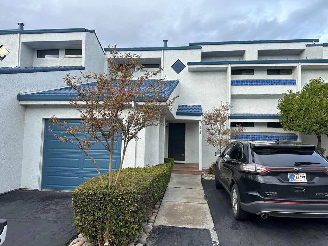 Foto principal - Well maintained Harbor Bay townhome. 2 bed...