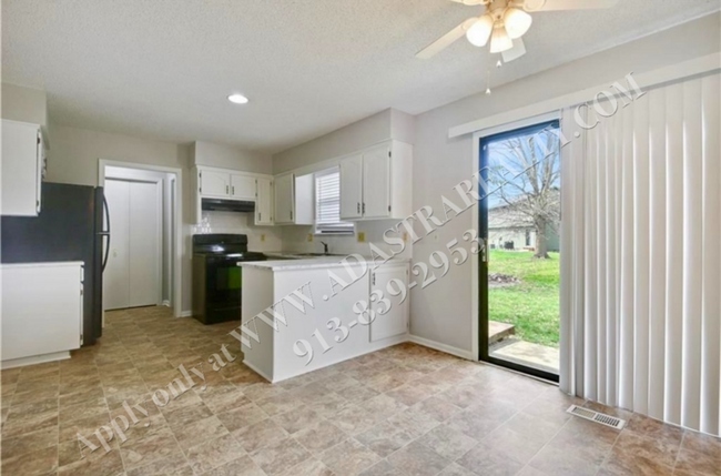 Building Photo - 3 Bed 1.5 Bath Duplex in Blue Valley Schoo...