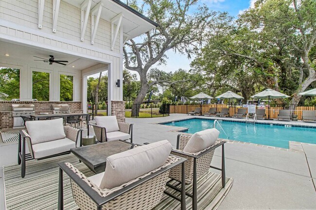 Building Photo - The Nixon