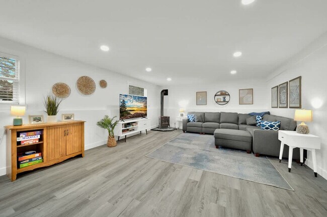Foto del edificio - 5999 N Pinegrove Dr
