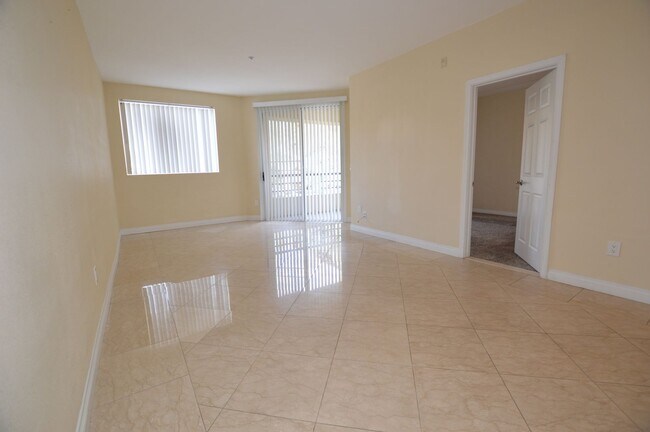 Foto del edificio - Meridian - Unfurnished 2 Bdrm / 2 Ba Condo - 1 1/2 Blocks off the Strip