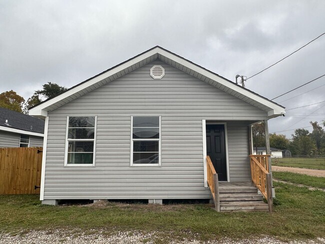 Building Photo - Cute 2/1!