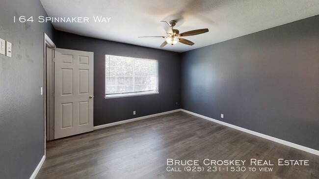 Building Photo - Freshly Renovated 4 Bedroom