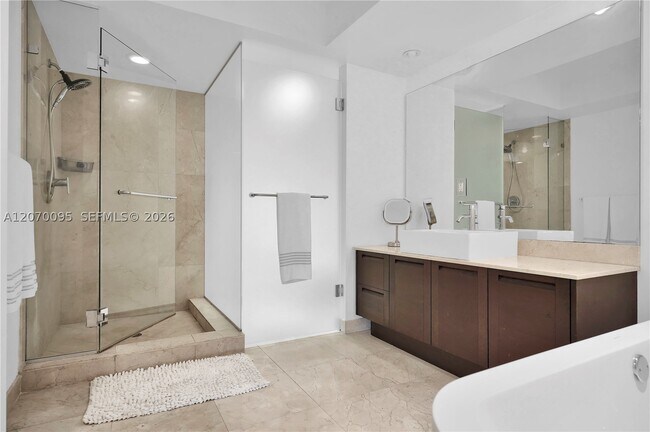 Foto del edificio - 250 Sunny Isles Blvd