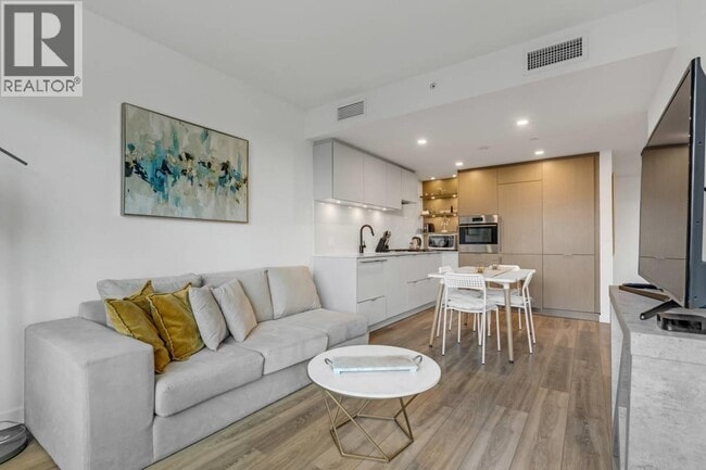 Photo du bâtiment - 210 E 5th Ave