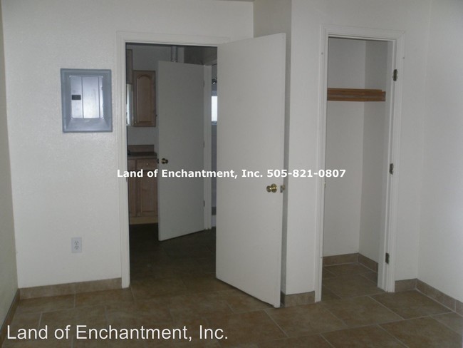 Building Photo - 209 Stanford Dr SE