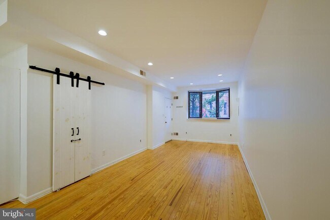 Foto del edificio - 1771 Swann St NW