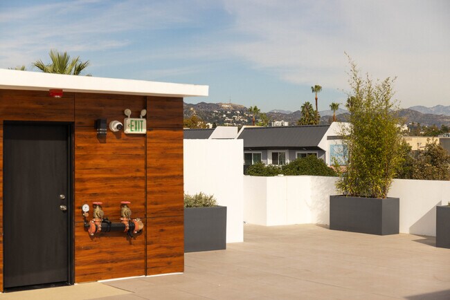 Foto del edificio - 547 N Sweetzer Ave