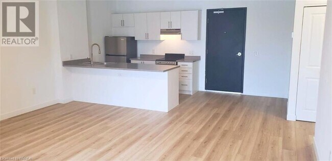 Photo du bâtiment - 252-266 CATHARINE Street N Unit# 202