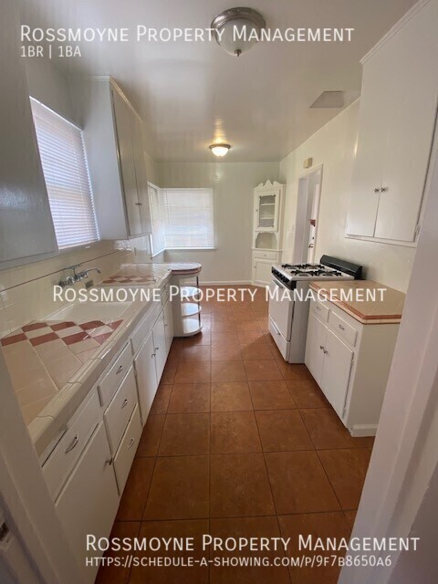 Building Photo - 1 BR, 1 BA stand alone unit in complex clo...