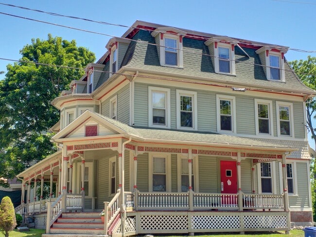 Building Photo - 324 Valley St