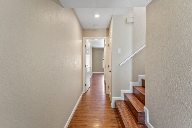 Foto del edificio - 2Br/2Ba - 1 Car Garage Townhouse in the He...
