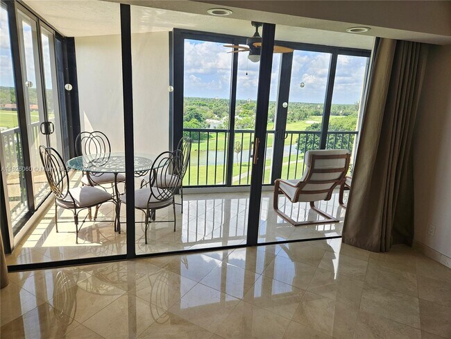 Foto del edificio - 16300 Golf Club Rd