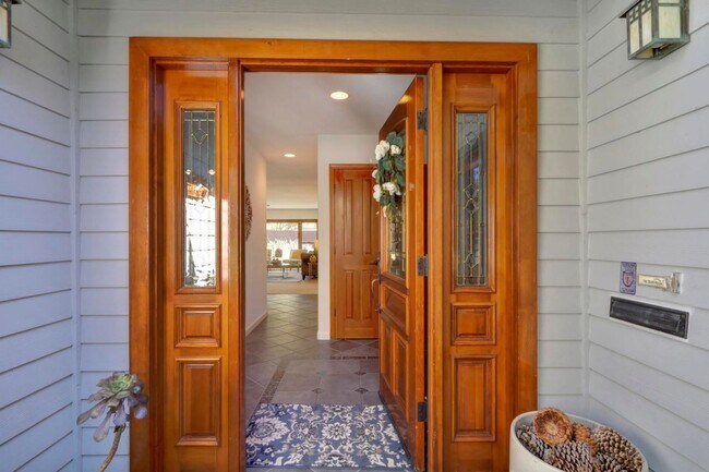 Foto del edificio - Stunning Central Davis Home