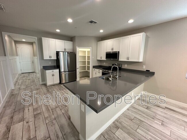 Building Photo - 13180 W Cliffrose Rd