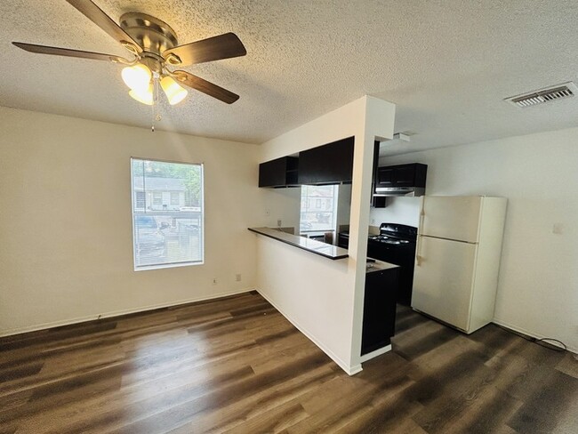 Building Photo - Remodeled 2/1 duplex with central air and ...