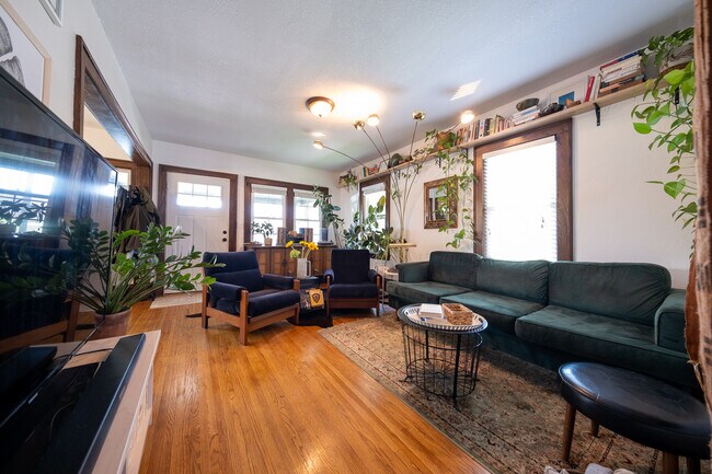 Foto del edificio - 817 Central Ave W