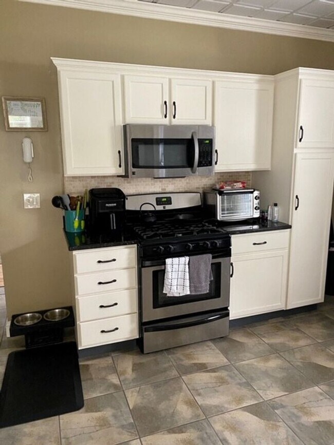 Foto del edificio - Spacious and Updated 2 Bd 1 Bath In Dedham...