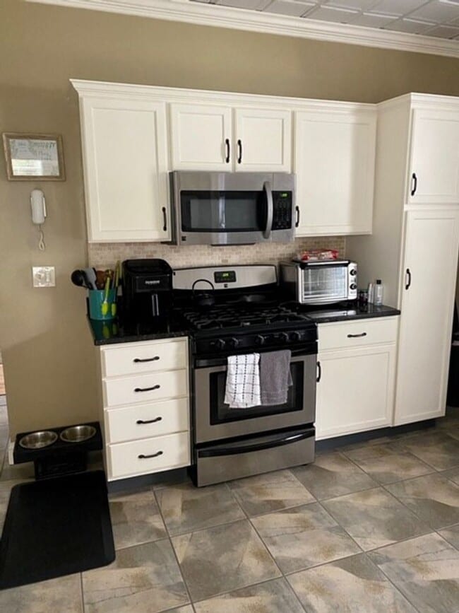 Building Photo - Spacious and Updated 2 Bd 1 Bath In Dedham...
